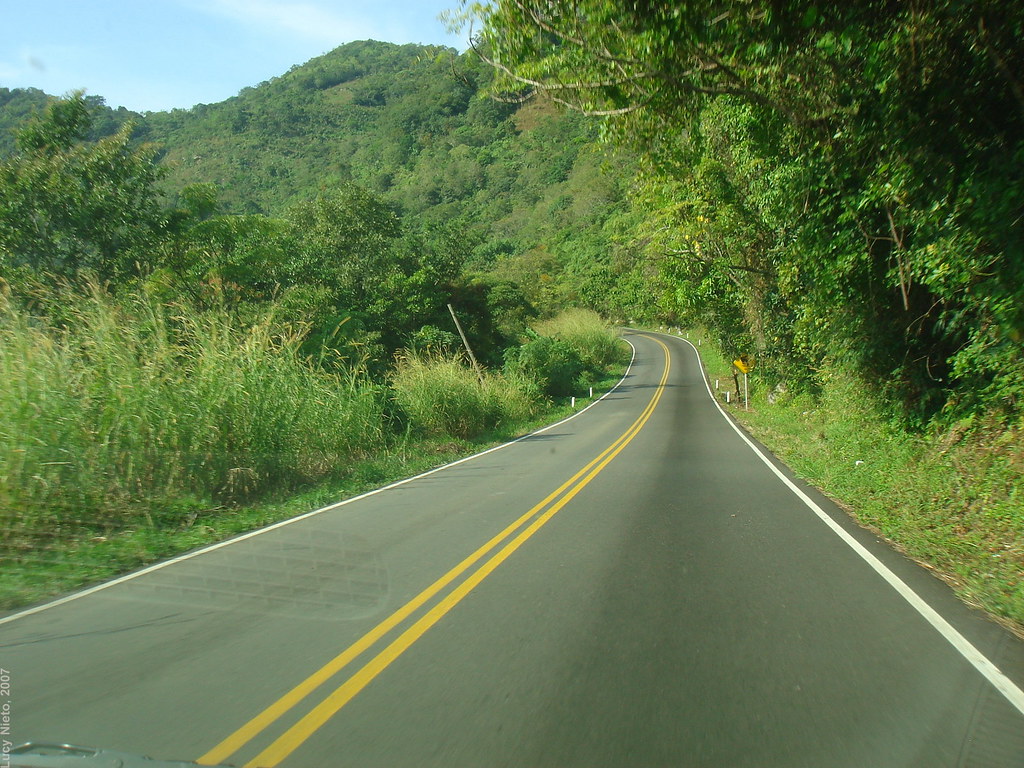 Bloquean la carretera en Acapulco para exigir atención a escuelas inundadas